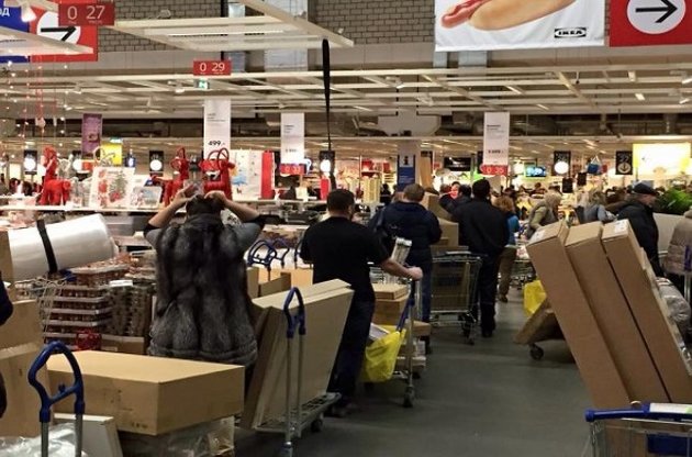 Россияне сметают товары с полок магазинов