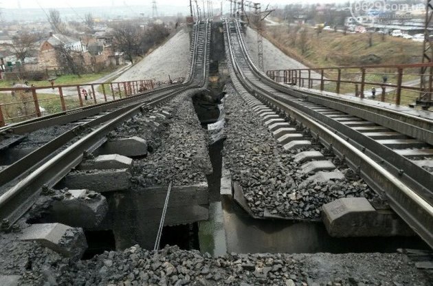 У Ахметова утверждают, что подрыв моста в Мариуполе угрожает работе "Азовстали"