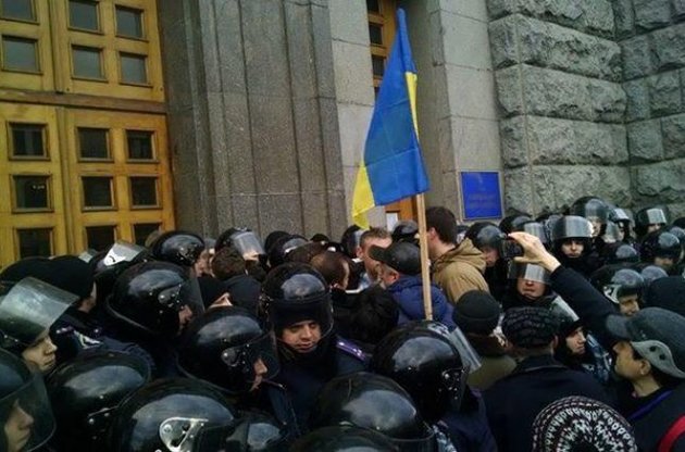 Активисты пытаются прорваться в здание Харьковского горсовета: онлайн-трансляция