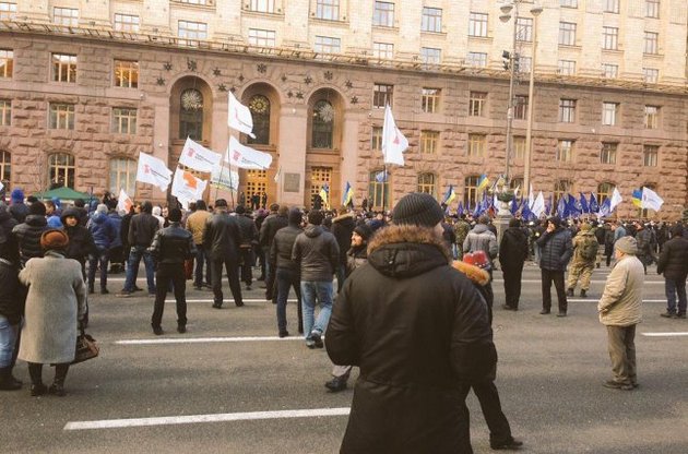 Мітингувальники перекрили всі смуги руху