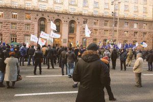 Мітингувальники перекрили Хрещатик біля КМДА