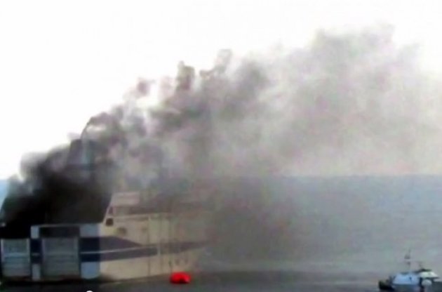 У берегов Греции горит паром - пассажиров эвакуируют