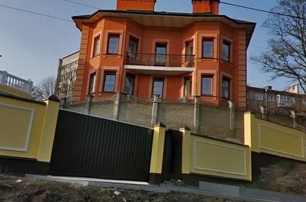 ЗМІ: Азаров зайнявся продажем свого будинку на Печерську