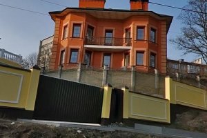 СМИ: Азаров занялся продажей своего дома на Печерске