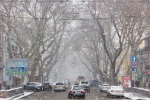 На Одесу обрушився сильний снігопад, місто стоїть у 10-бальних пробках