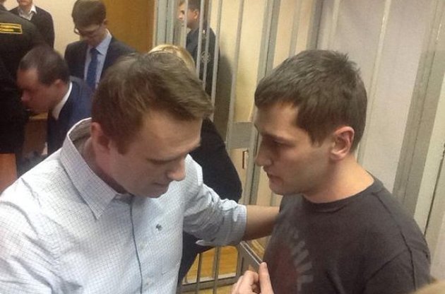 Олексій Навальний отримав три з половиною роки умовно, його брата відправили в колонію