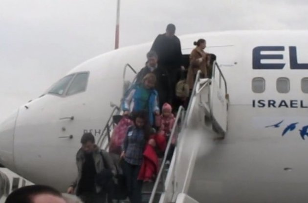 Українські євреї відлітають в Ізраїль подалі від війни.