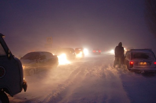 Через снігопади обмежено рух на дорогах уже в п'яти областях