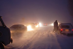 Из-за снегопадов ограничено движение на дорогах уже в пяти областях