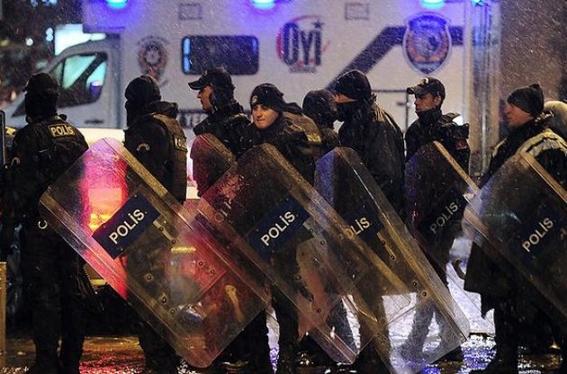 В Стамбулі смертниця підірвала себе у відділку поліції, є жертви