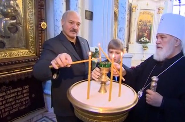 Лукашенко привітав з Різдвом "рідну південну сусідку" Україну