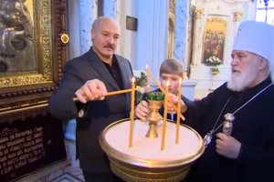 Лукашенко привітав з Різдвом "рідну південну сусідку" Україну