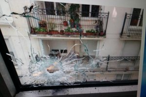 В пригороде Парижа вооруженный мужчина подстрелил полицейского