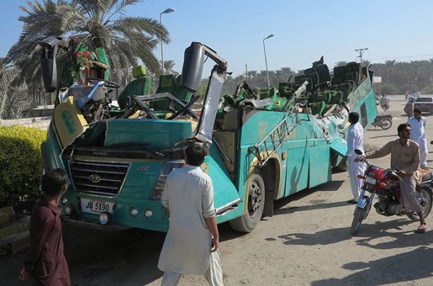 Около 30 человек погибли в Пакистане в результате лобового столкновения автобуса с бензовозом