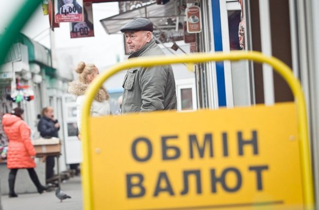 В кишенях українців за рік осіло $ 2,4 млрд готівкової валюти