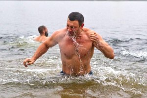 Братья Кличко на Крещение купались с казаками