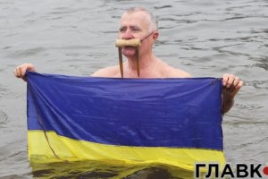 Водохреще в Україні: купаються солдати, патріоти і кіногерої
