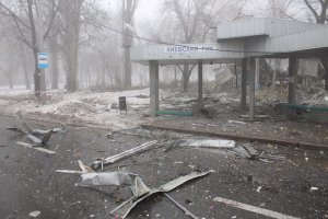 Снаряд попал в остановку в Донецке во время раздачи технической воды