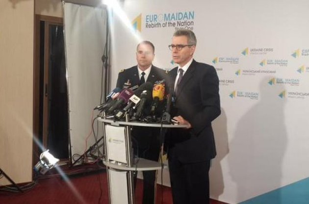 Бен Ходжес прийшов на брифінг разом із Джеффрі Пайеттом