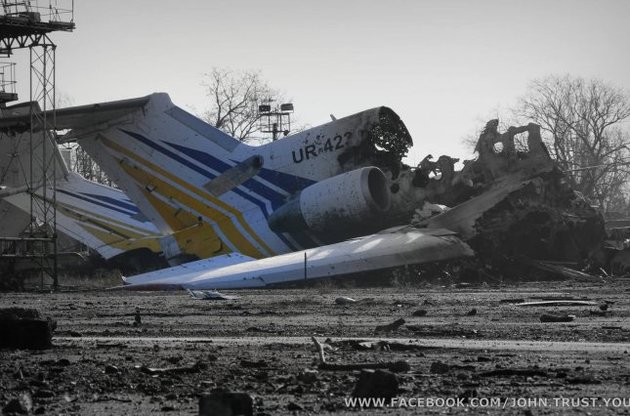 Аеропорт тримався 242 дні, в ході боїв він був повністю зруйнований