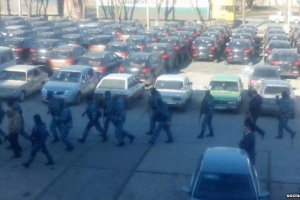 У Сімферополі озброєні люди увірвалися на телеканал ATR з обшуком