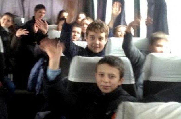 Из обстреливаемых боевиками Марьинки и Красногоровки удалось эвакуировать 73 ребенка