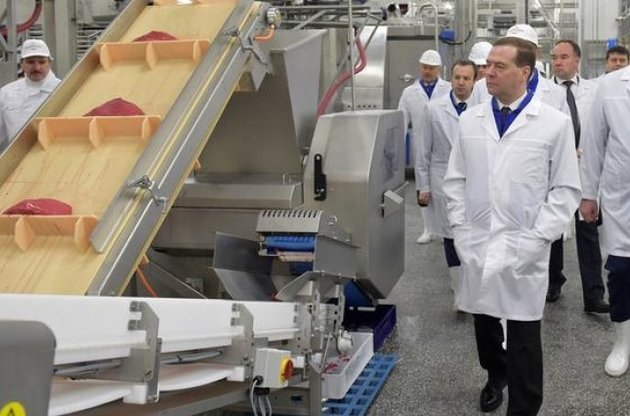 Медведєв приїхав на підприємство агропромислового холдингу &laquo;Міраторг&raquo; в Брянській області і зробив заяву про відключення SWIFT