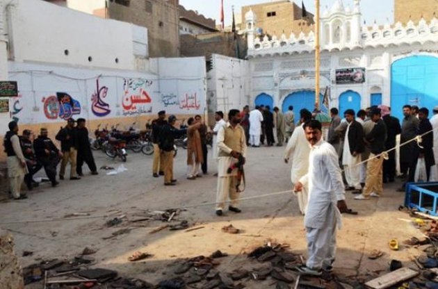 В мечети в Пакистане взорвался смертник: 60 погибших, десятки раненых