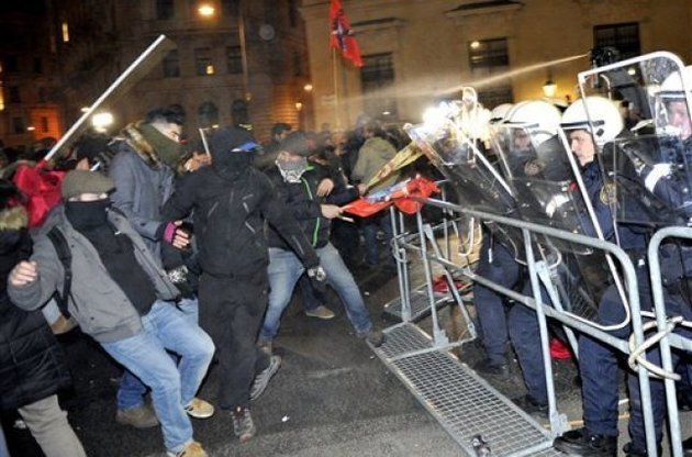 "Левая" молодежь агрессивно нападает на полицию в Вене