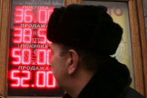 Рубль ще не досяг дна, йому загрожує подальша девальвація - Bloomberg