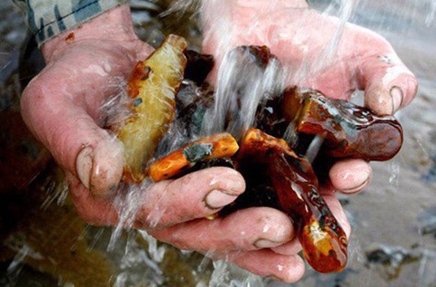 Виснажена війною держава втрачає величезні суми через відсутність належного регулювання видобутку бурштину