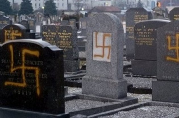 На сході Франції вандали осквернили більше 400 єврейських могил