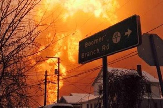 Дві цистерни з нафтою в результаті аварії впали в річку Канова