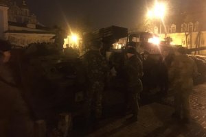 На Михайловскую площадь всю ночь свозили российскую военную технику из Донбасса
