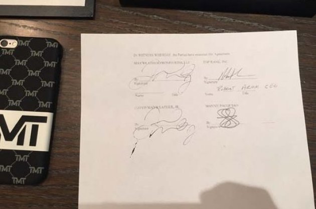 Мейвезер виклав фото з підписаним контрактом