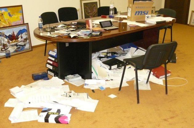 Следователи проводят обыск квартиры Немцова