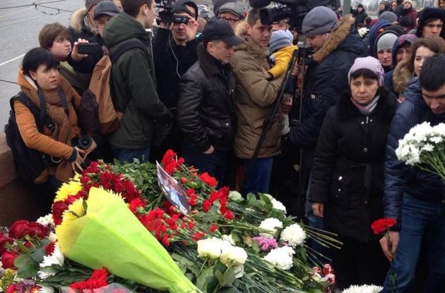 До місця вбивства Нємцова покладають квіти