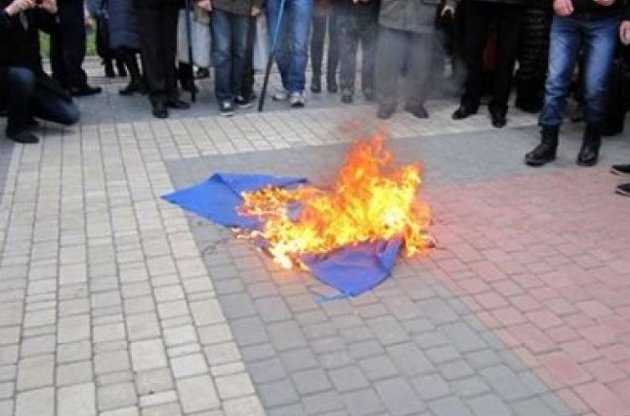 Ініціатор законопроекту Матейченко заявляє, що основний зміст законопроекту - в кримінальному покаранні за негідне поводження з держсимволами