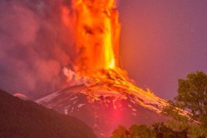 Вулкан в Чили выбросил в небо огненный столб