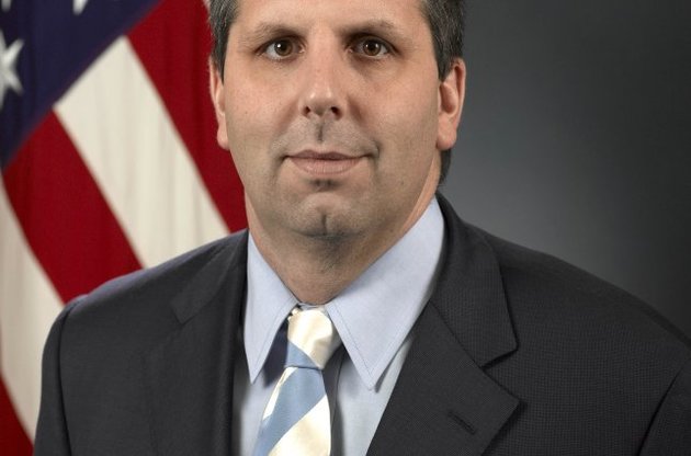 Постраждалого посла США доставили в лікарню