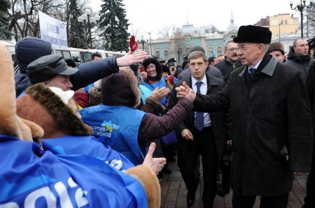 Геращенко считает, что искусственные митинги нарушают права граждан (на фото - участники антимайдана на акции в Мариинском парке)