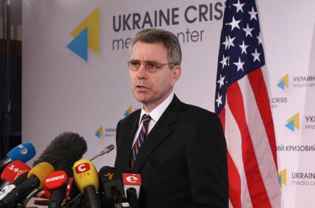Посол США спростував відмову Обами постачати зброю Україні
