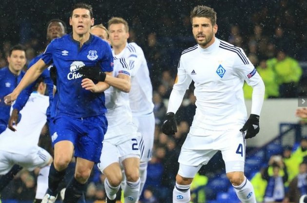 Гарет Баррі (у синій формі) повністю переграв Мігеля Велозу в центрі поля