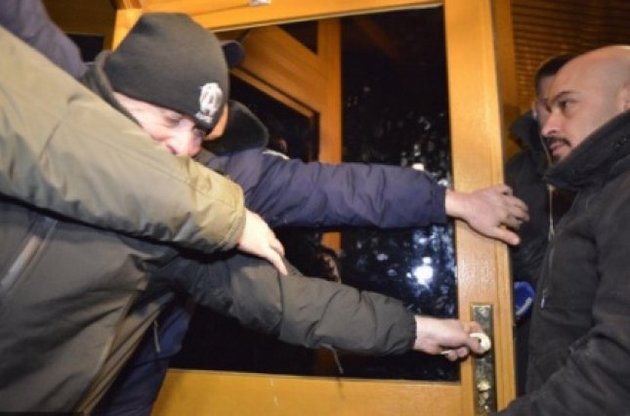 Найема вытолкали за дверь