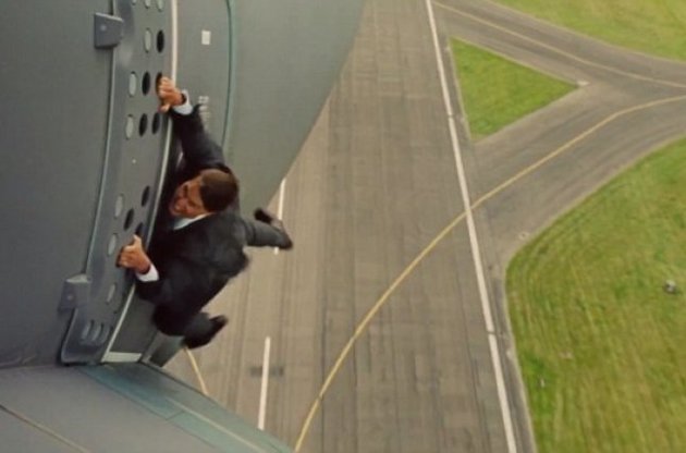 Герой Круза в трейлере среди прочих трюков радует зрителей полетом на обшивке самолета