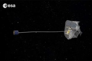 Європейці показали, як ловити космічні супутники аналогом риболовної сітки