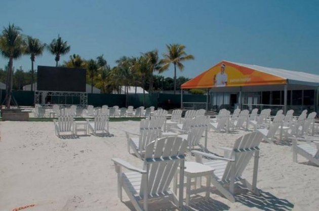 Фан-зони турніру розташовані прямо на березі океану