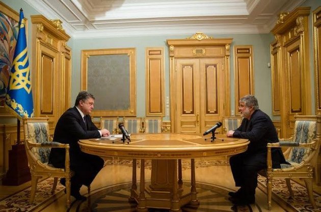В сети появилось видео, как Порошенко в присутствии Коломойского подписывает указ о его отставке