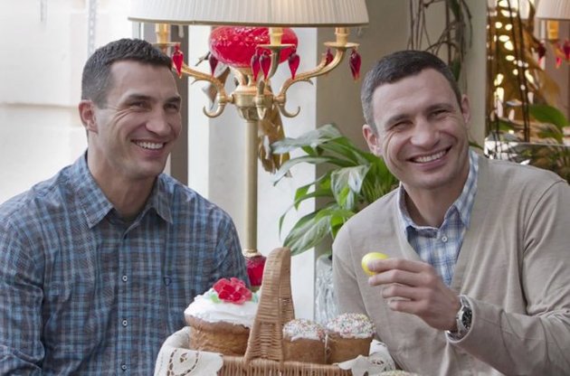 Виталий Кличко поздравил брата с днем рождения клипом на песню Розенбаума