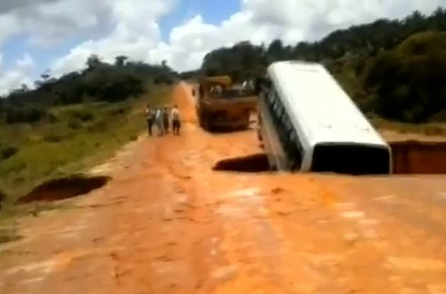 В Бразилии автобус провалился в реку из-за обрушения дороги